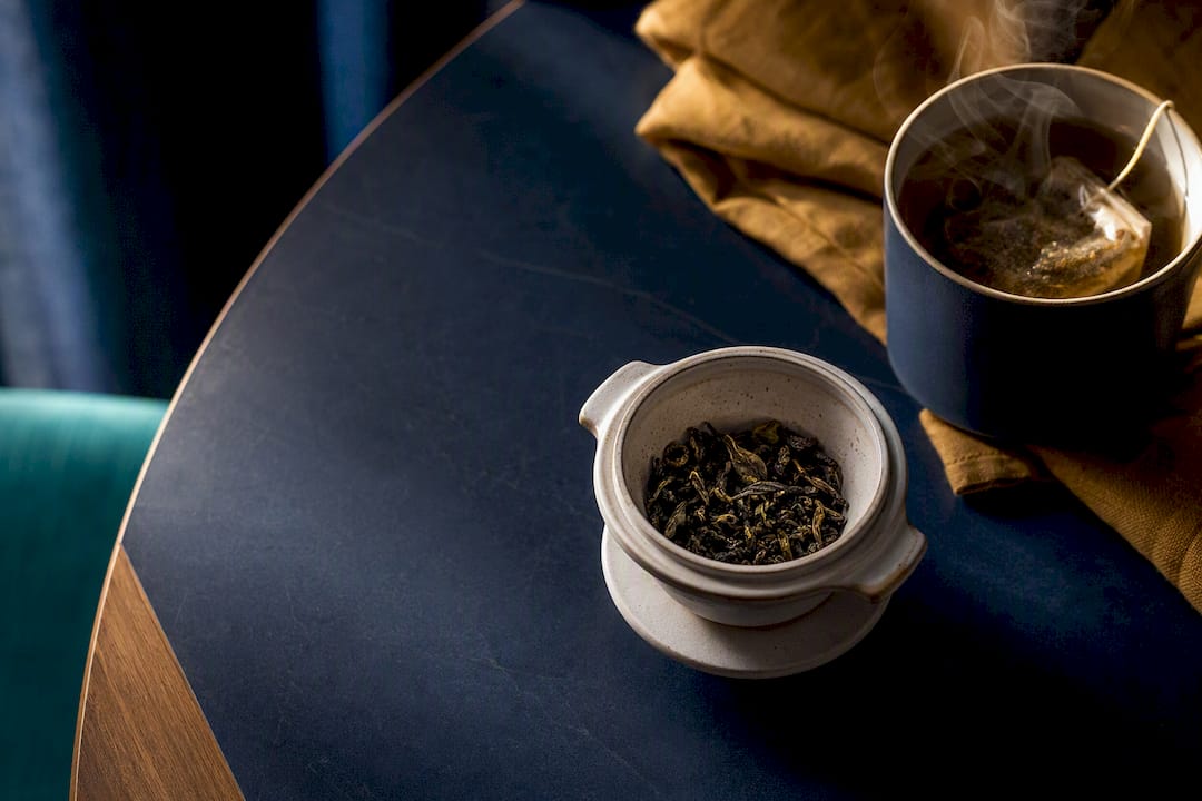Loose leaf and bagged tea brewing comparison